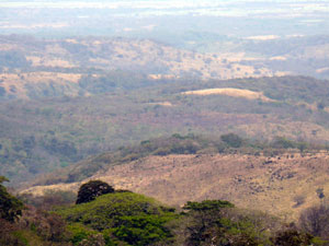 On the northwestern side, steep foothills lead to the Guanacaste lowlands. 